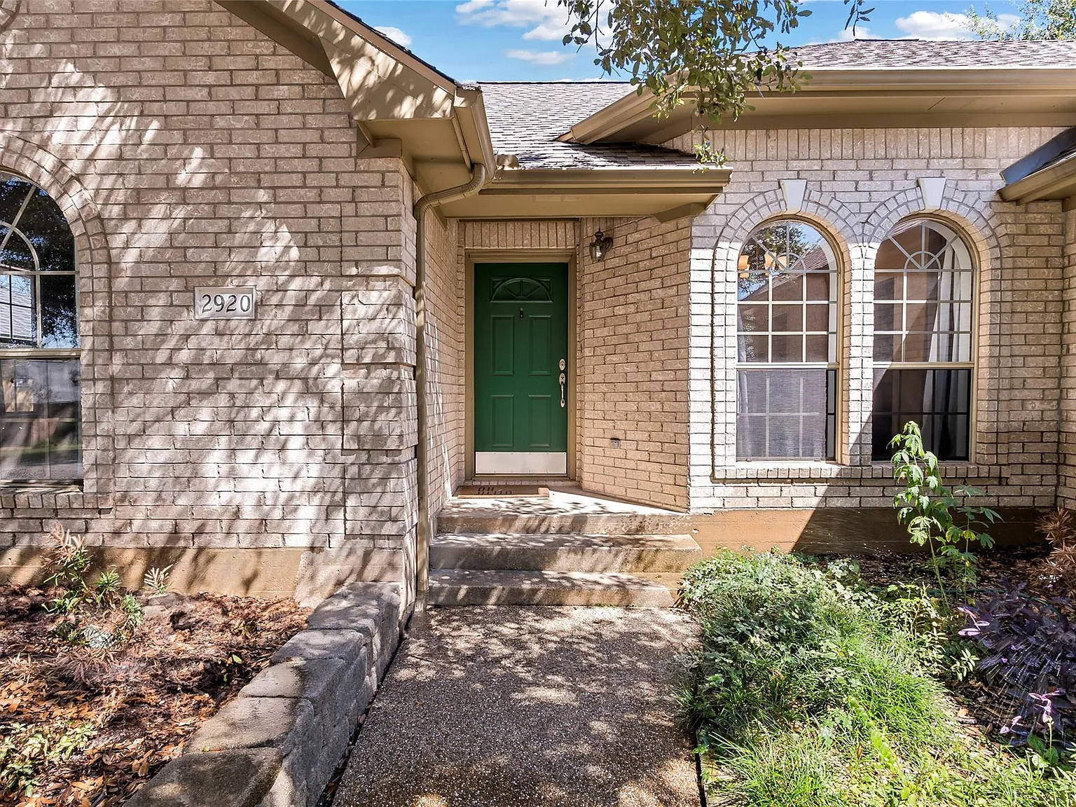 3 bed, 2.0 bath, 1732 sqft, $2,100 — Photo 3
