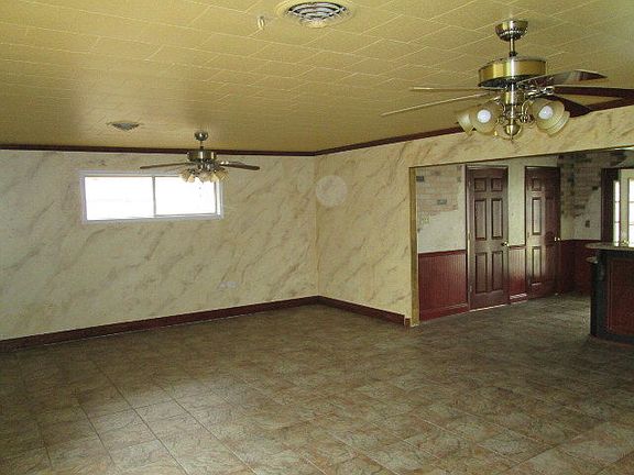 3rd image of 301 Douglas Dr