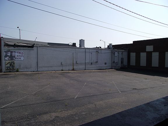 3rd image of 303 E Franklin Blvd