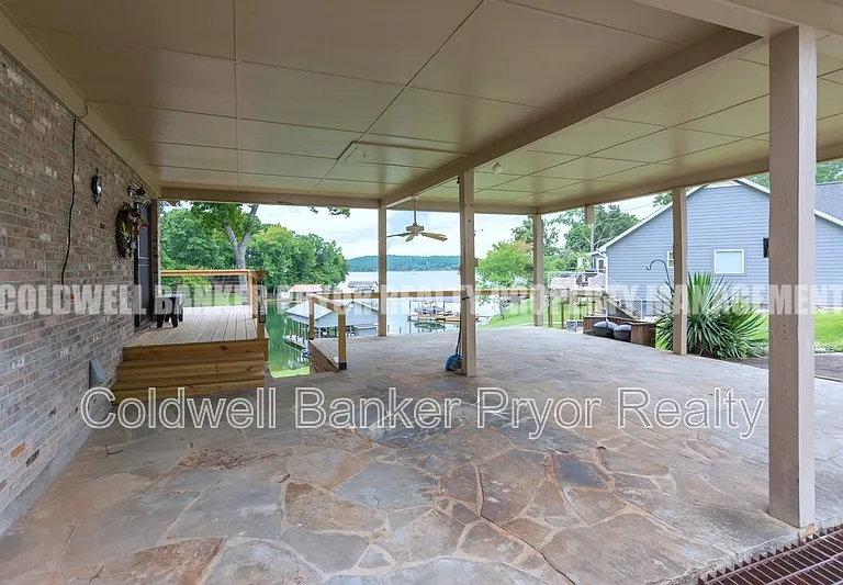 165 Lakeshore Ct — Photo 5