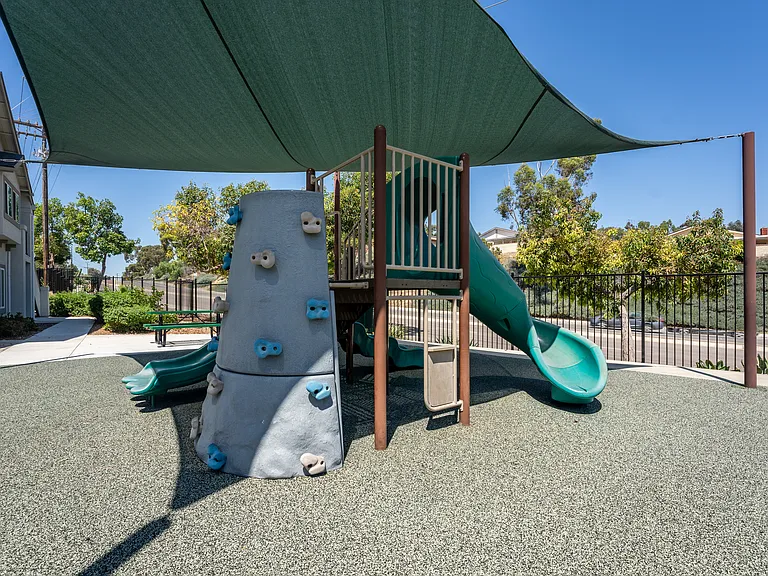 Paradise Gardens - Military Housing — Photo 6