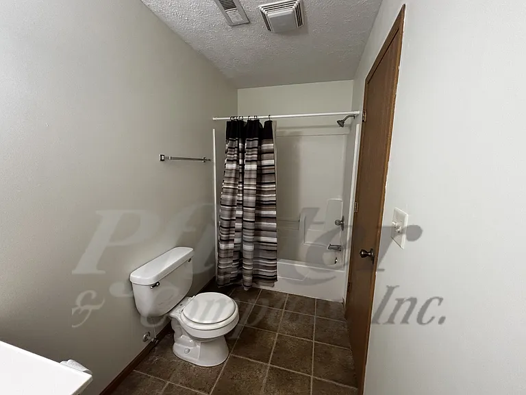 1035 Elm St #E — Photo 9