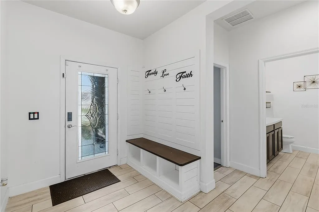 4 bed, 2.0 bath, 1980 sqft, $2,800 — Photo 3