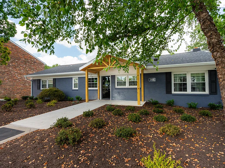 Blue Ridge Crossing Apartments & Townhomes — Photo 25