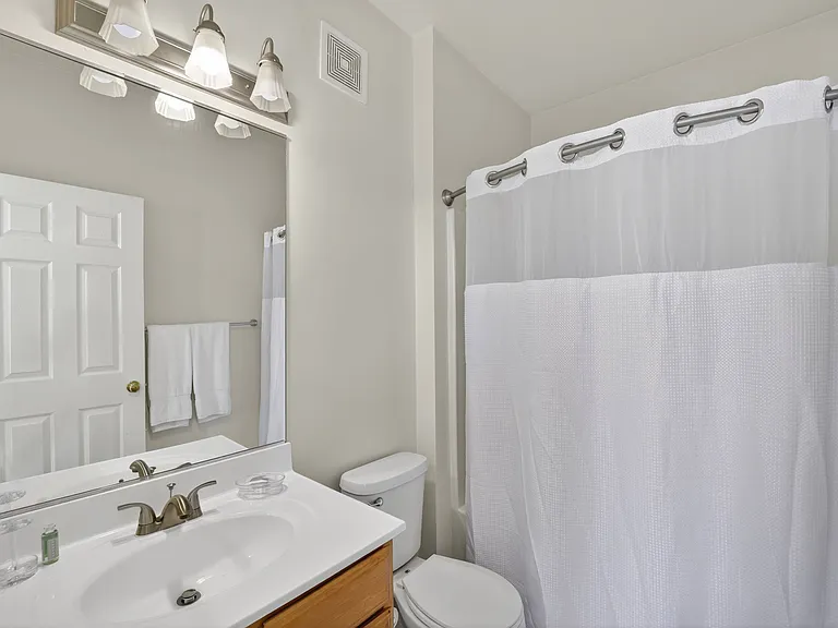 Brittany Commons Apartments — Photo 23