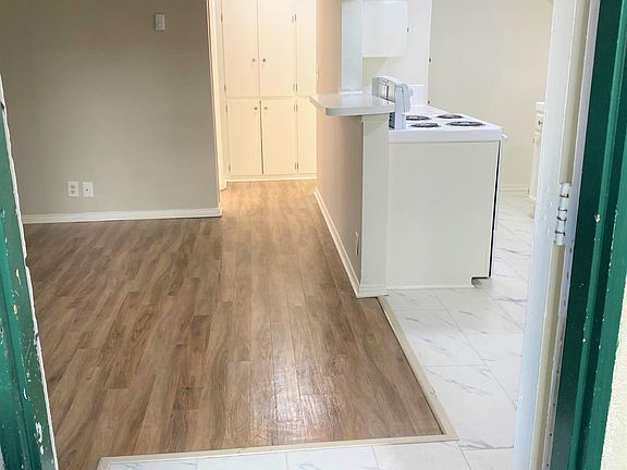 4th image of 20356 Cohasset St APT 9