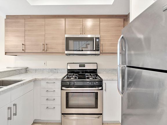 2nd image of 5036 Echo St