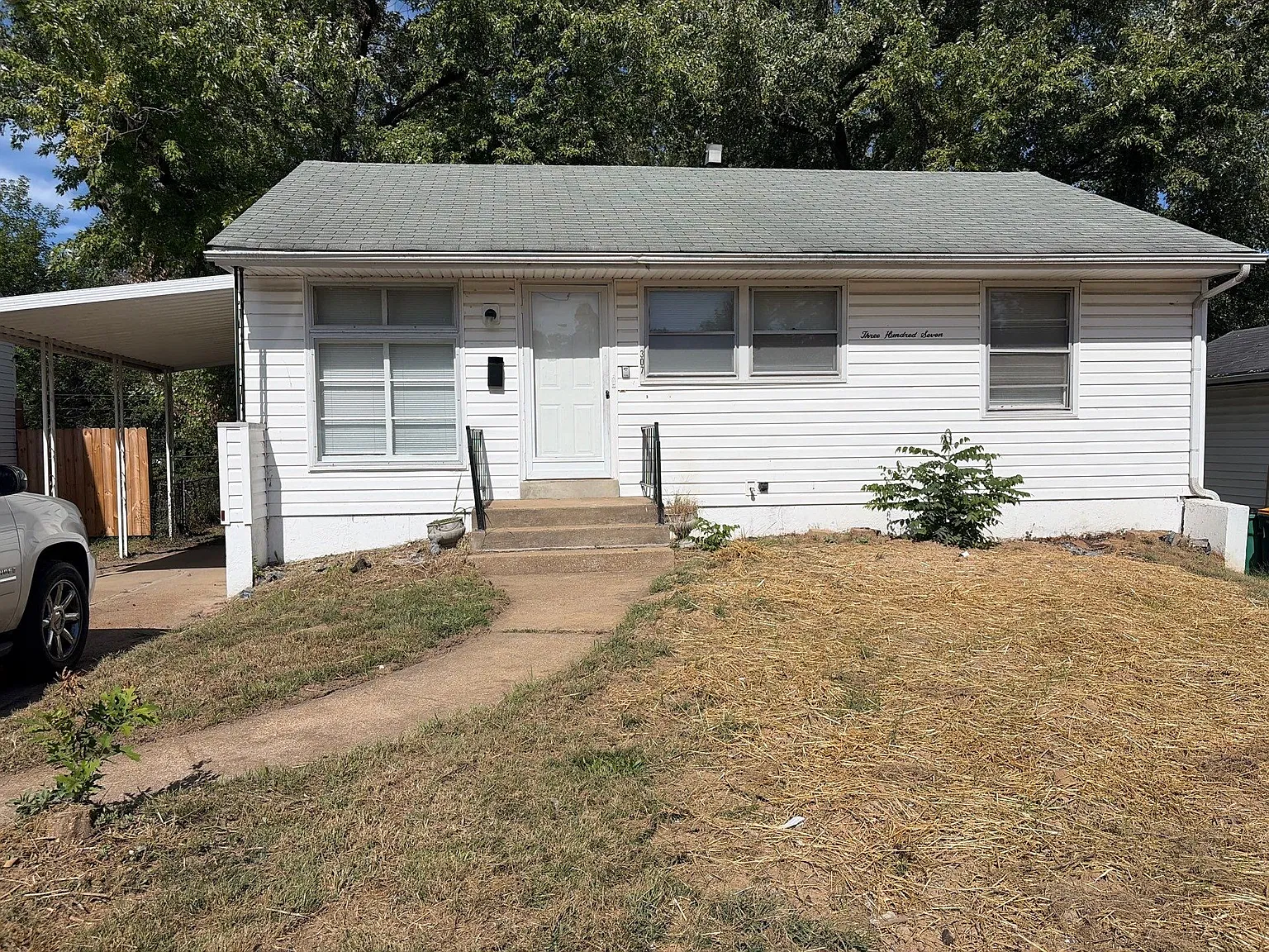 307 Crawford Rd Saint Louis MO 63137 — Photo 1