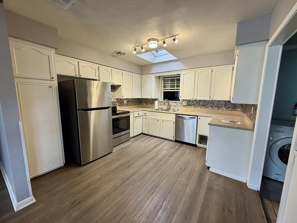 3 bed, 2.0 bath, 1400 sqft, $2,200 — Photo 4