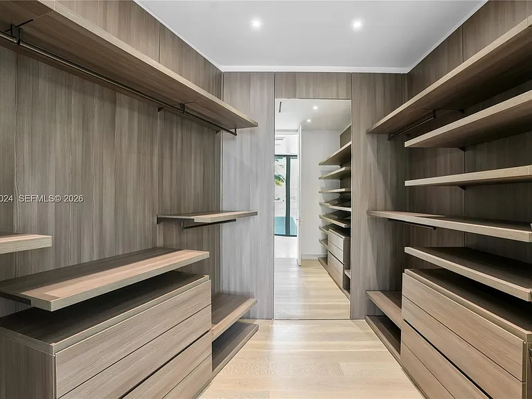 501 Palm Dr — Photo 42