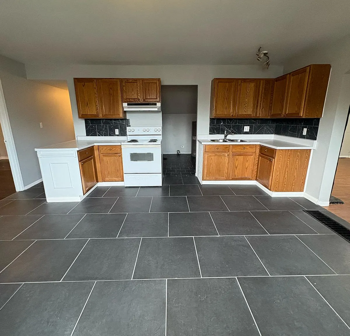 3 bed, $1,650 — Photo 2