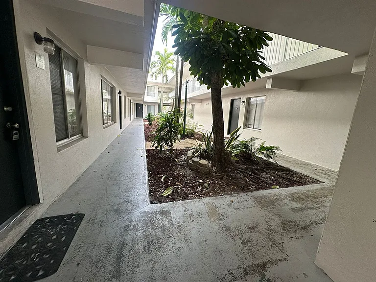 1830 Maravilla Ave #704 — Photo 30