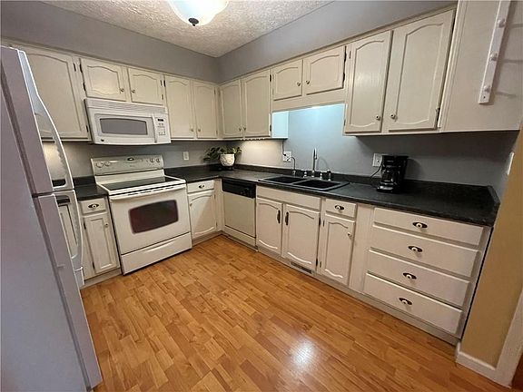5th image of 825 Elmwood Cir