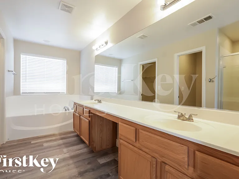 5681 Woods Crossing St — Photo 11