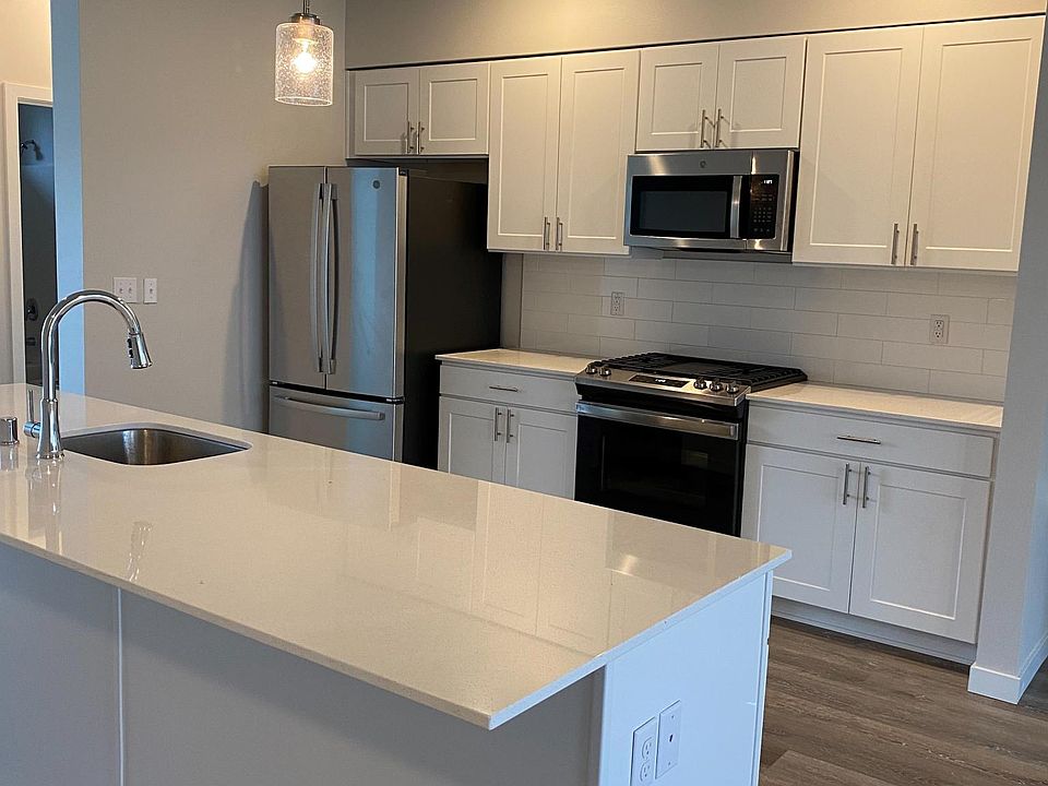 Large Kitchen Island with beautiful Quartz Counter tops, All Stainless Steel Kitchen Appliances.
