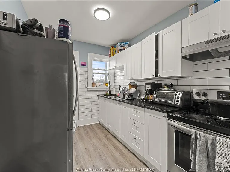 890 Howard Ave — Photo 21