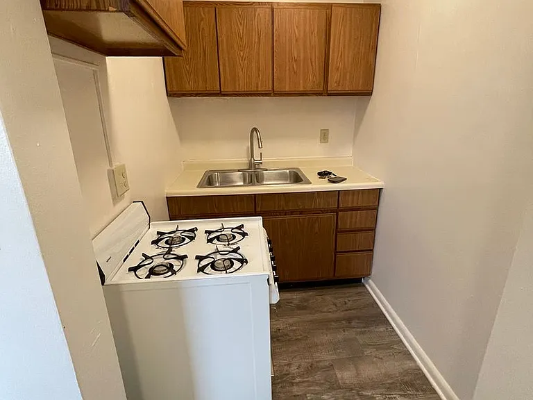 930 N Marshall St — Photo 29