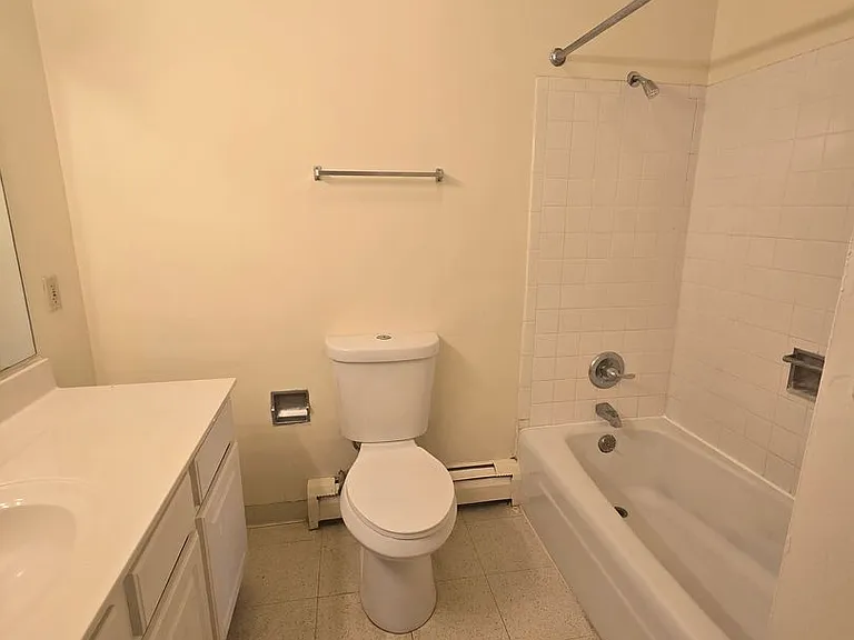 Mulford Park Apartments — Photo 16