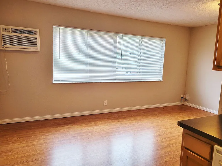 563 Lowell Ave — Photo 18