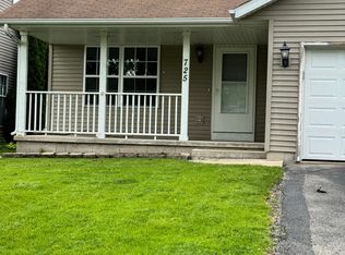 725 Hawthorne Ln, Genoa, IL 60135