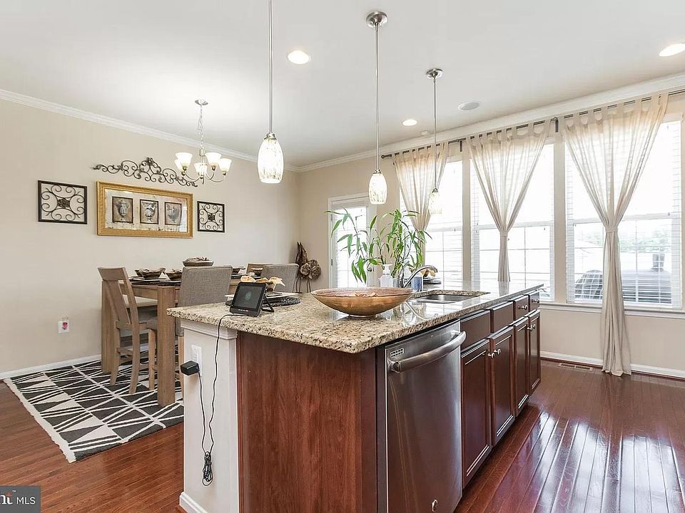 1st image of 212 Apricot St