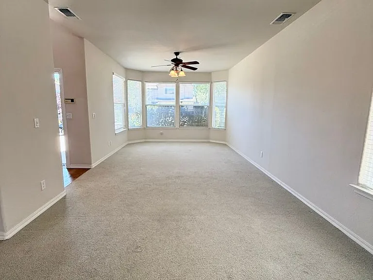 1090 Megan Ct — Photo 3