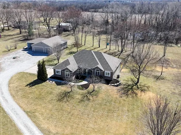 10501 E 227th St, Peculiar, MO 64078