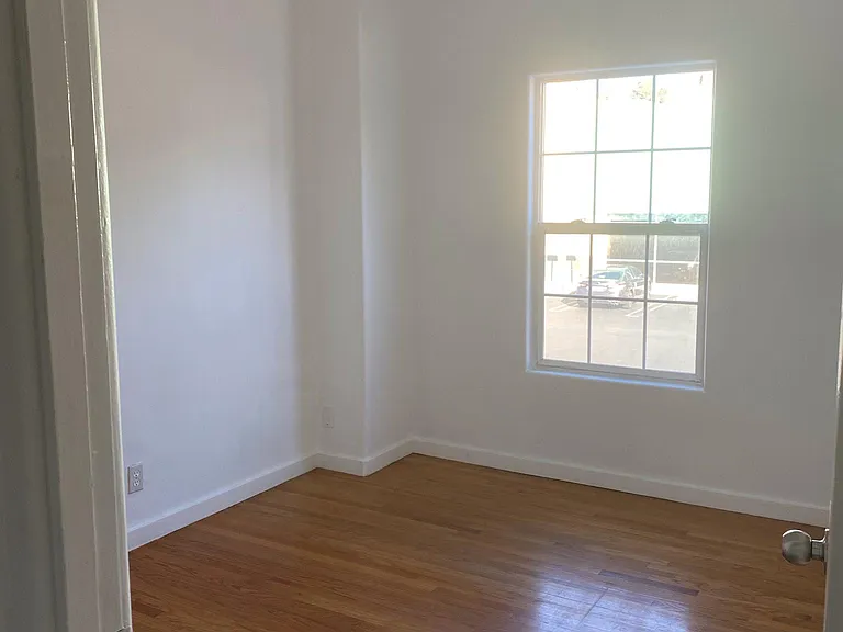 1453 1/2 N Mansfield Ave — Photo 11