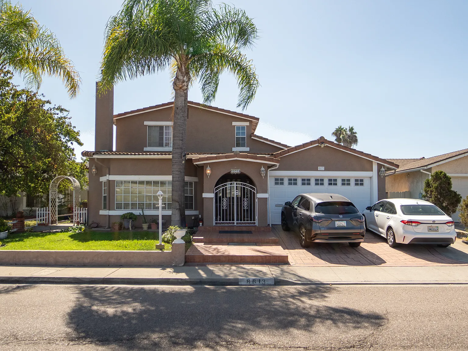 5 bed, 2551 sqft, $5,725 — Photo 3