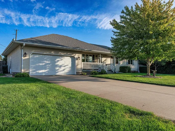 8 Sandy Point Dr, Columbus, NE 68601