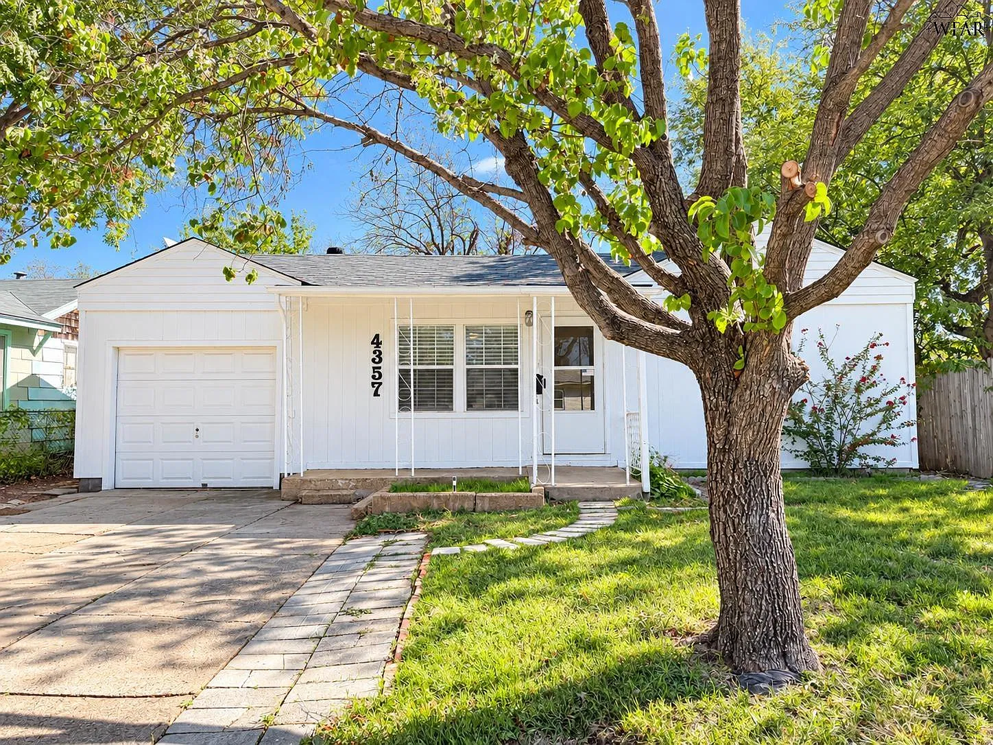 4 bed, 1.0 bath, 1398 sqft, $1,525 — Photo 1