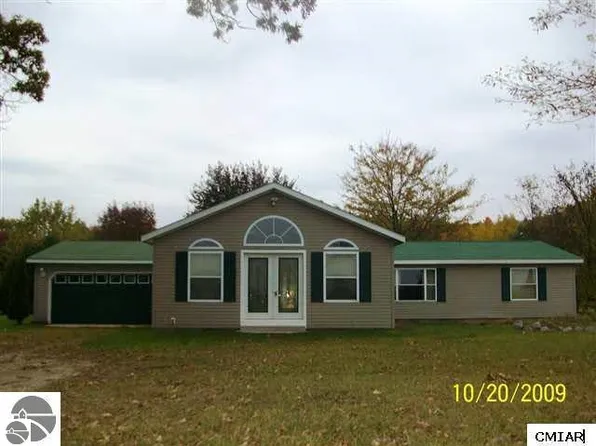 3925 E Deaner Rd, Edmore, MI 48829