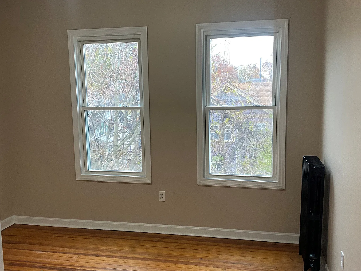 3 bed, 1300 sqft, $2,400 — Photo 2