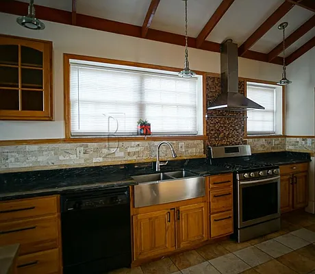 Rented by Bouklis Group | media 2