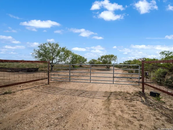 5530 Blackhill, Floresville, TX 78114
