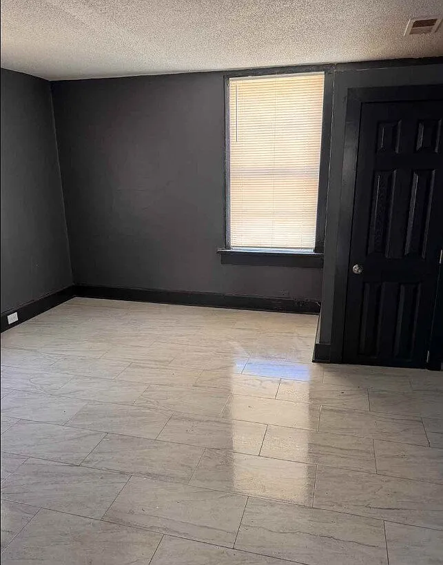 3 bed, 1.5 bath, 1078 sqft, $1,400 — Photo 3