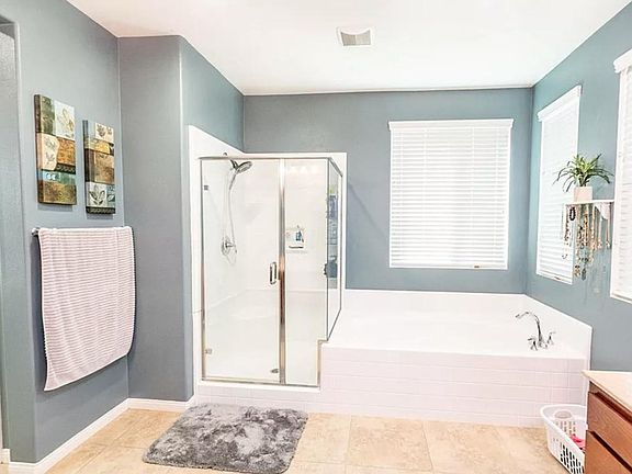 4th image of 15773 Hanover Ln