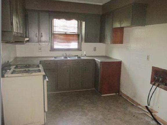 3rd image of 900 S Parkside St