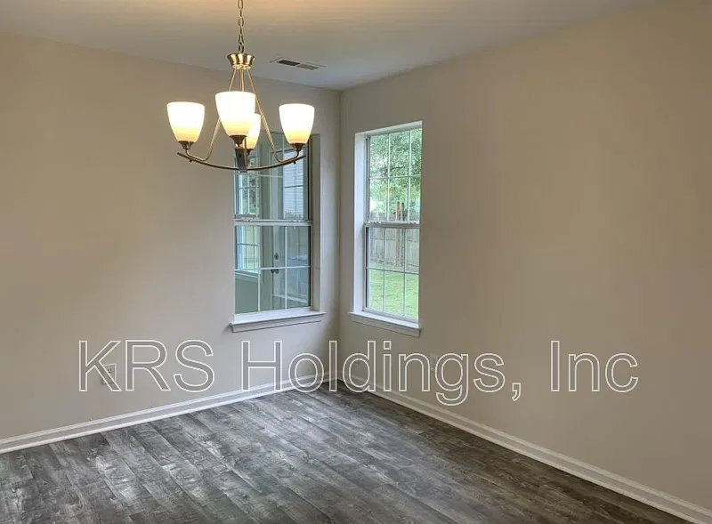 5 bed, 3.0 bath, 2600 sqft, $2,595 — Photo 4