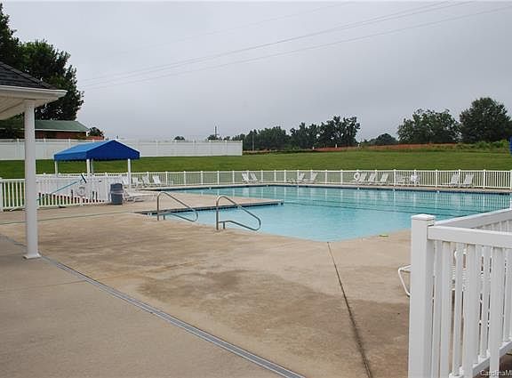 3rd image of 111 Fox Tail Ct