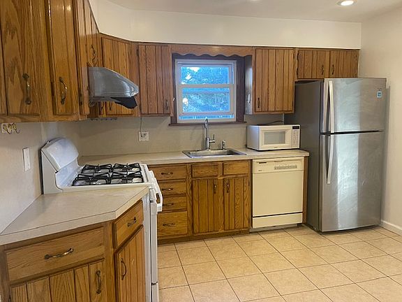 2nd image of 139 Lamport Blvd