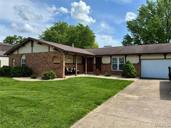 8 Lake Hill Dr, Saint Peters, MO 63376