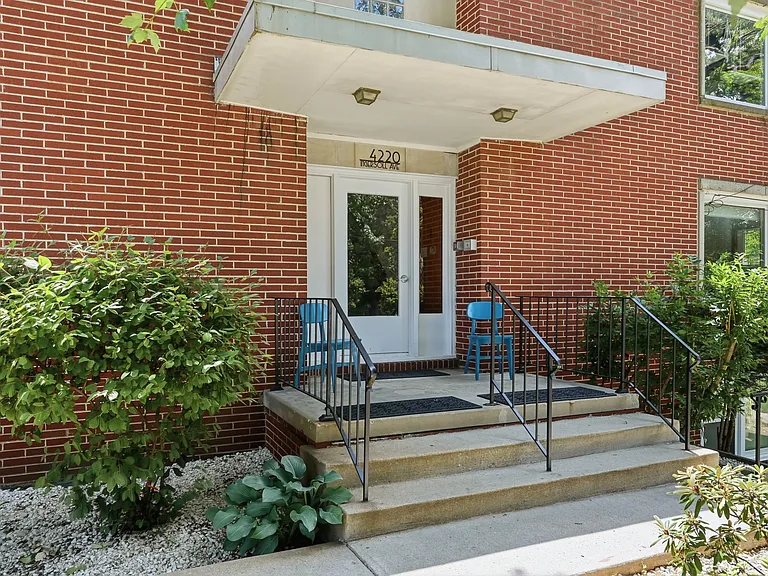4220 Ingersoll Ave #202 — Photo 22