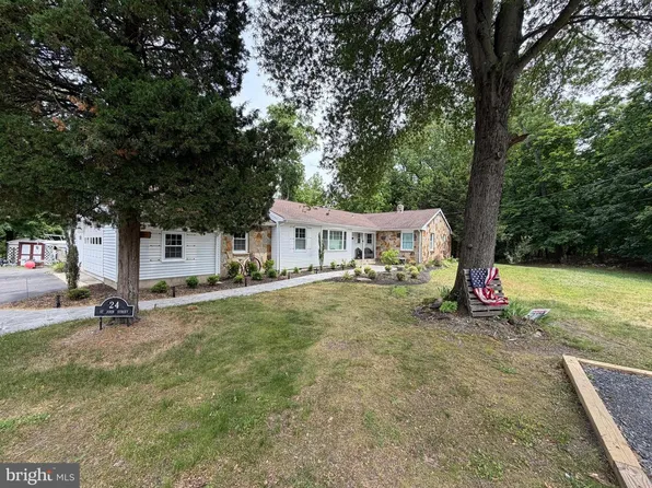 24 Saint John St, Pemberton, NJ 08068