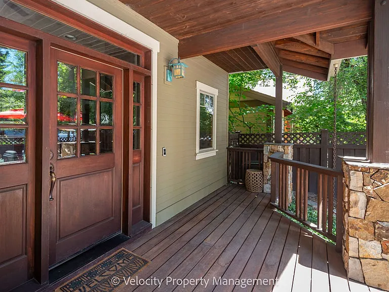 1374 NW Kingston Ave — Photo 4