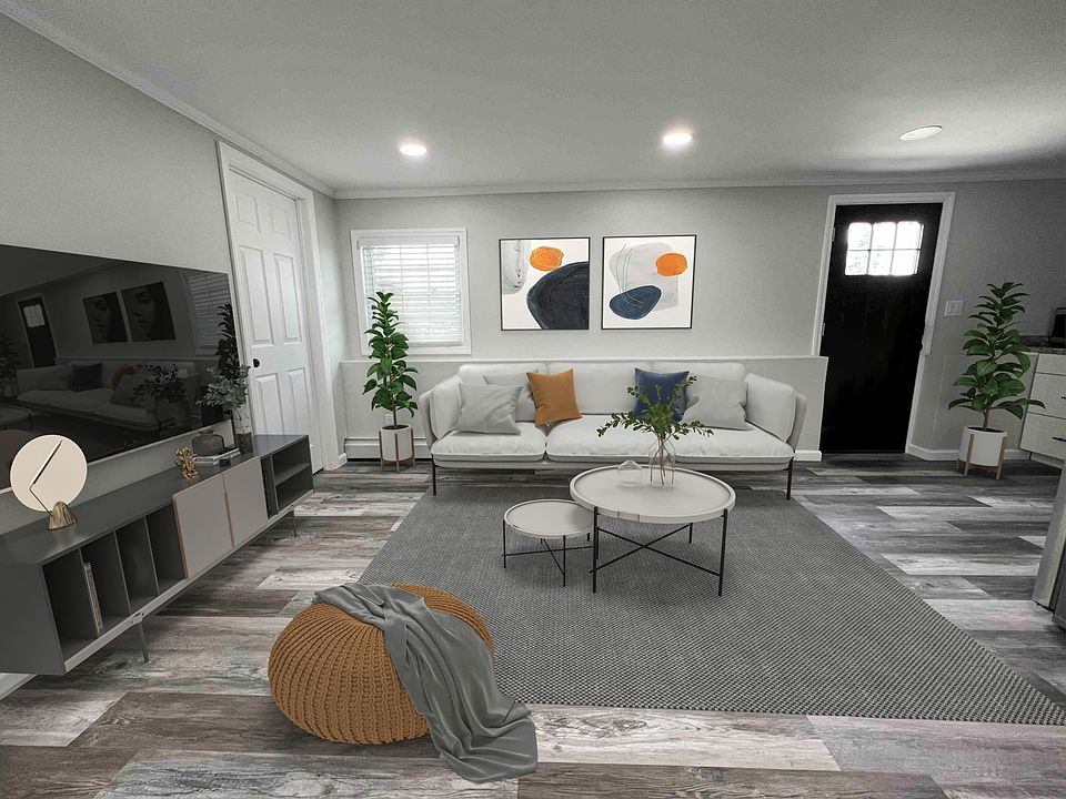 SPACIOUS LIVING ROOM