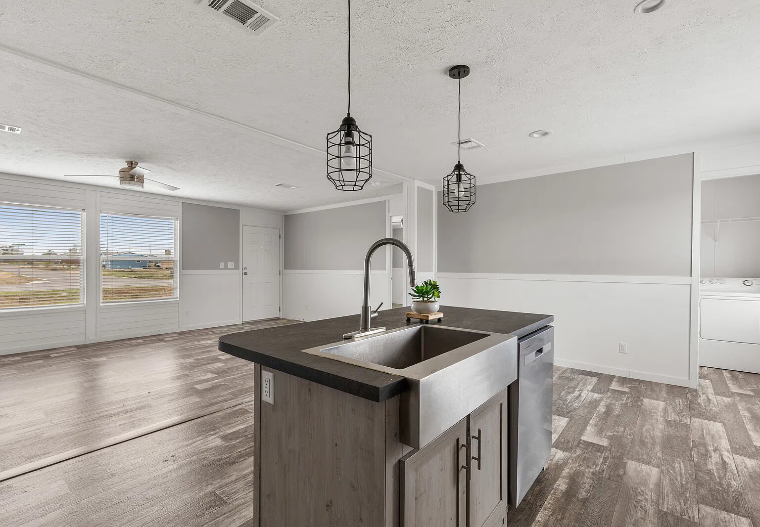 3 bed, 1300 sqft, $1,900 — Photo 3