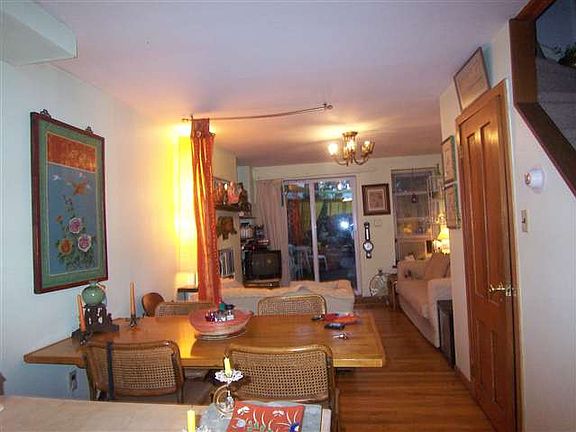 4th image of 895 Montgomery St