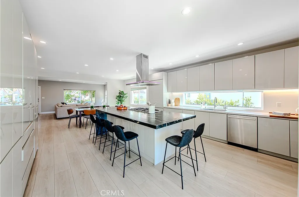 4 bed, 3802 sqft, $15,500 — Photo 4