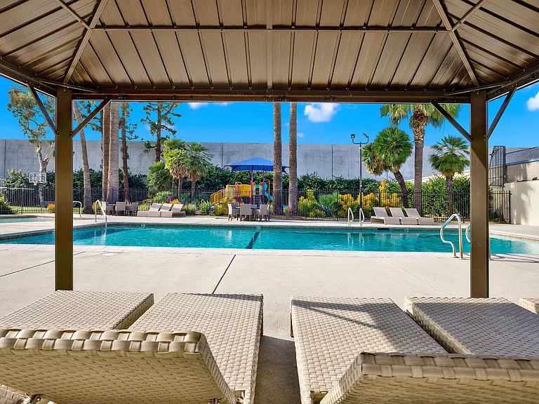Serrano Apartments — Photo 48